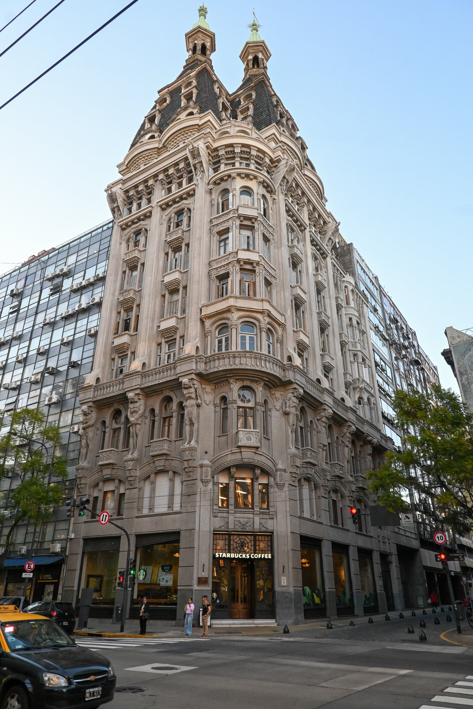 El emblemático Edificio Otto Wulff en Buenos Aires, reflejando la solidez y trayectoria de nuestro estudio.